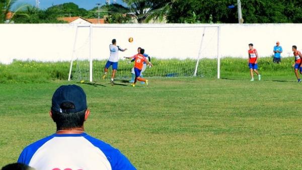 Paulo Moroni ensaia jogadas de bola parada com seus jogadores: oportunidades de gol.(Imagem:Kairo Amaral)
