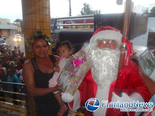 Papai Noel dos Correios realiza entrega de presentes em Floriano.(Imagem:FlorianoNews)