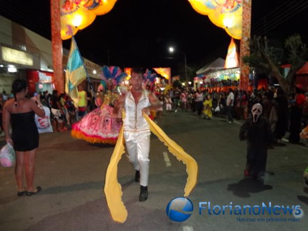 Cores, brilhos e samba no pé marcaram os desfiles das escolas de samba. (Imagem:FlorianoNews)