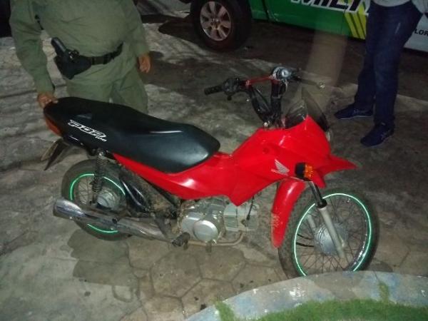 A motocicleta foi apreendida e levada para a Central de Flagrantes.(Imagem:Divulgação)