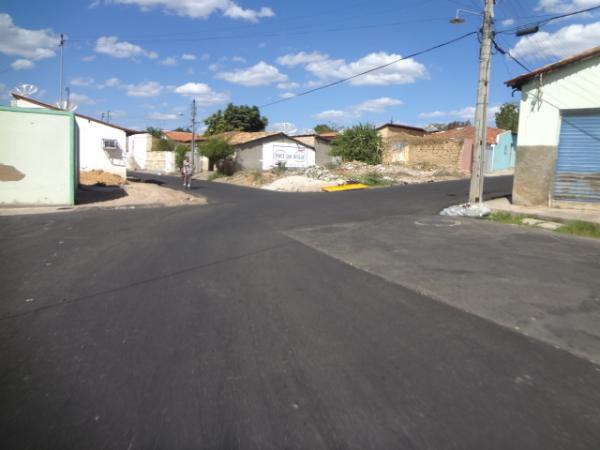 Rua Clementino Ribeiro recebe pavimentação asfáltica.(Imagem:FlorianoNews)