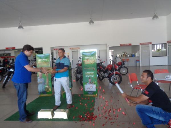 Cliente da Cajueiro Motos de Floriano fatura R$ 3.500,00 na promoção Chave de Ouro.(Imagem:FlorianoNews)