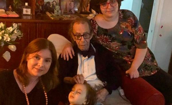 João Gilberto faz 88 anos e aparece em foto com a família(Imagem:Folha Press)