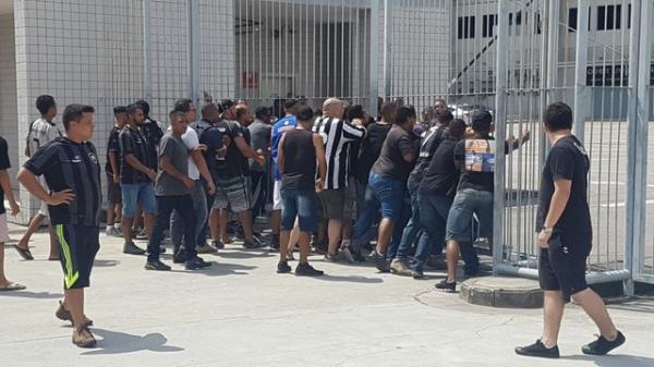 Grupo de torcedores invade o estádio Nilton Santos para protestar contra fase do Botafogo.(Imagem:Marcelo Baltar)