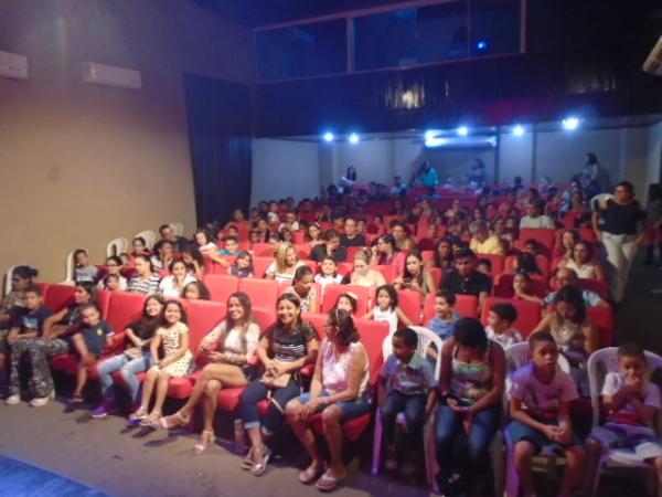 Público lota Teatro Maria Bonita para assistir ao Espetáculo Leleco.(Imagem:FlorianoNews)