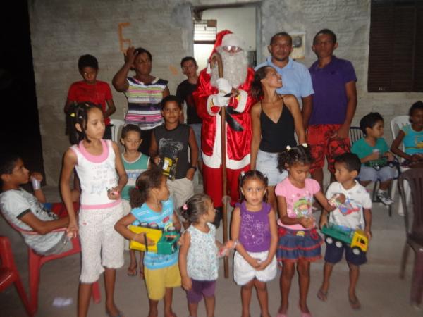 Papai Noel entregou presentes às crianças da localidade Papa Pombo.(Imagem:FlorianoNews)