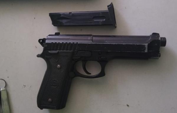 Pistola encontrada com o suspeito(Imagem:Divulgação/Polícia Militar)
