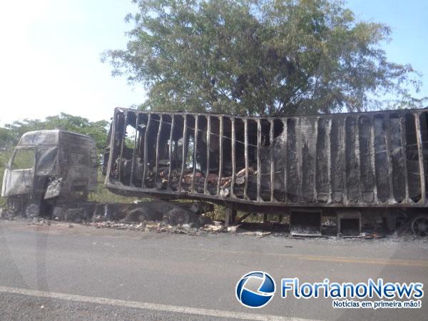 Carreta carregada de carne pega fogo e mercadoria é saqueada. (Imagem:FlorianoNews)