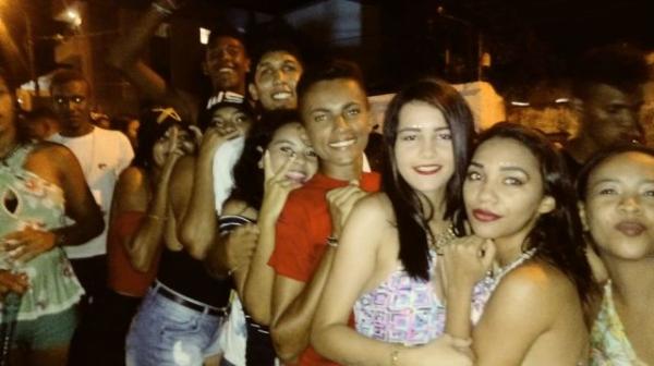 Oz Bambaz arrasta multid&atilde;o na primeira noite de carnaval em Floriano.(Imagem:FlorianoNews)