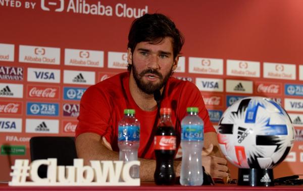 Alisson foi o escolhido para conceder entrevista coletiva antes da final(Imagem:John Powell/Liverpool FC via Getty Images)