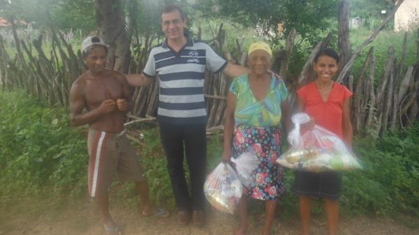 Prefeito fez entrega de cestas básicas nas comunidades rurais.(Imagem:FlorianoNews)