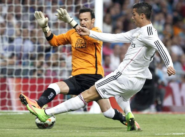Manu Herrera, goleiro do Elche, teve trabalho com Cristiano Ronaldo nesta terça no Santiago Bernabéu.(Imagem:EFE)