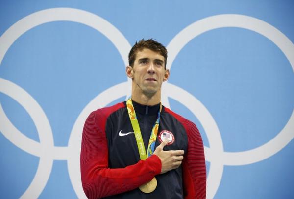 Michael Phelps se emociono no alto do pódio dos  200m medley.(Imagem: Reuters)