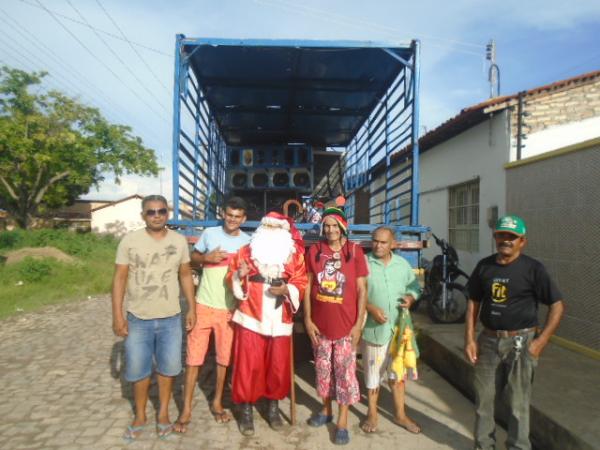 Crianças e adultos se rendem à magia do Natal e ganham doces do Papai Noel em Floriano.(Imagem:FlorianoNews)