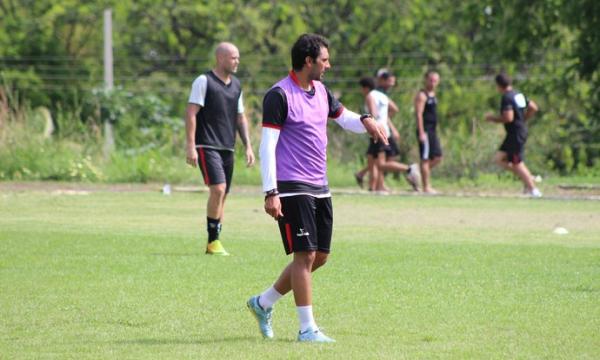 Mestre e pupilo: atacante tem apoio de Athirson nos trabalhos na Raposa.(Imagem:Abdias Bideh/GloboEsporte.com)