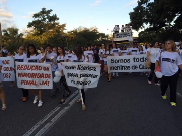 Dezenas participaram de caminhada que lembra as vítimas de Castelo do Piauí.(Imagem:Anieli Brandão/TV Clube)