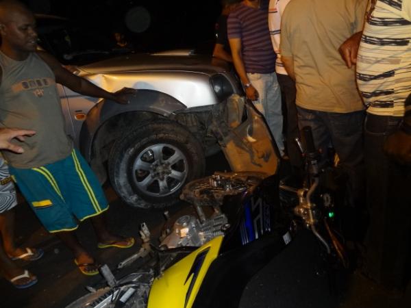 Acidente envolvendo uma moto e uma caminhonete na av. Senador Dirceu Arcoverde.(Imagem:FlorianoNews)