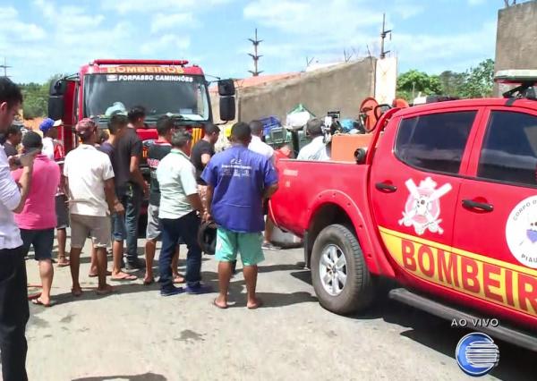 Fogo atingiu galpão de sucata na Zona Sul de Teresina.(Imagem:Reprodução/TV Clube)