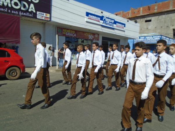 Desfile abre gincana de aniversário do Colégio Industrial.(Imagem:FlorianoNews)