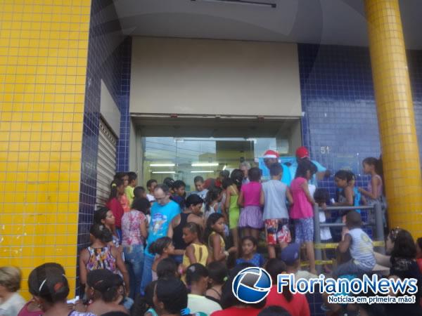 Papai Noel dos Correios realiza entrega de presentes em Floriano.(Imagem:FlorianoNews)