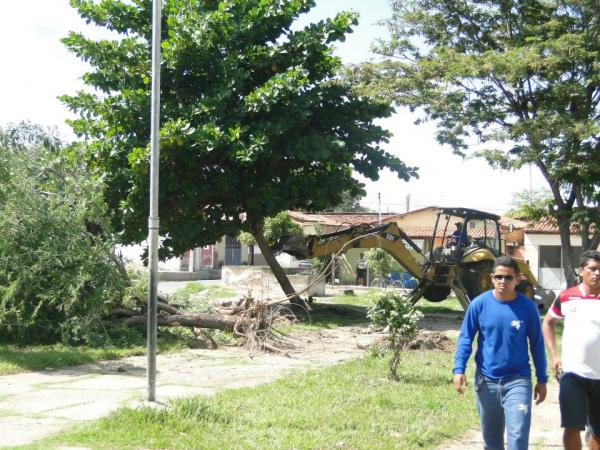 Iniciadas obras da Praça da Juventude no conjunto Pedro Simplício.(Imagem:Daniel Gutembergue)