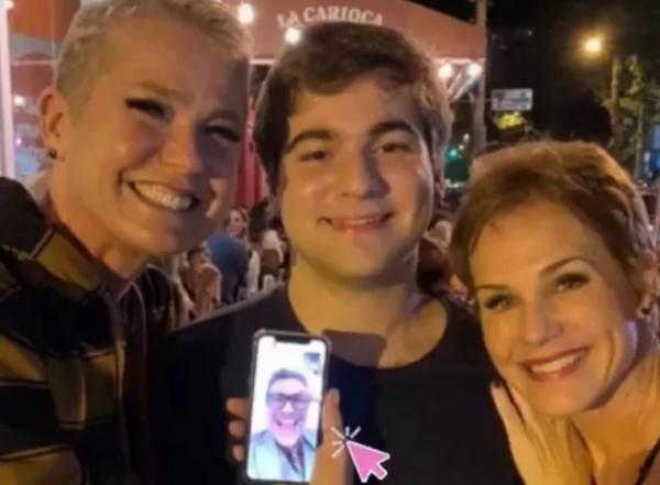 Xuxa, Andrea Veiga e o FaceTime com Juno.(Imagem: Reprodução/Instagram)