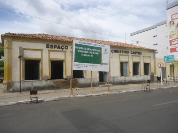 Fábio Novo visita obras do Espaço Cultural Christino Castro, em Floriano. (Imagem:FlorianoNews)