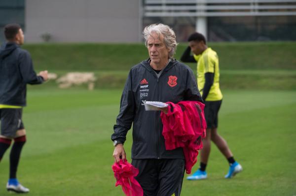 Técnico português ainda não repetiu uma escalação titular até agora. Contra o Ceará, neste domingo, terá outras modificações além da saída de Cuéllar, afastado pela diretoria.(Imagem:Alexandre Vidal / Flamengo)