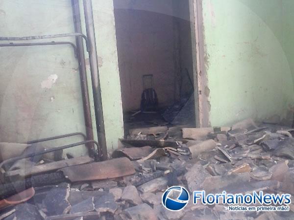 Mulher pede ajuda após perder tudo em incêndio criminoso em Floriano.(Imagem:FlorianoNews)