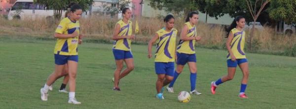 Jogadoras do Tiradentes-PI chegam ao meio dia, desta quarta-feira (26), em Teresina.(Imagem:Renan Morais)