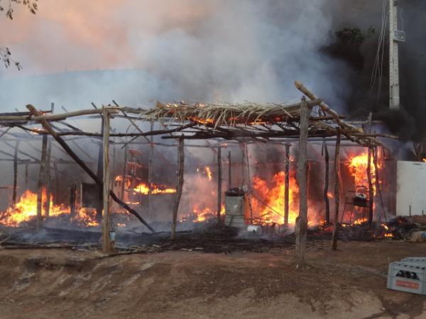 Incêndio destrói barracas na prainha em Barão de Grajaú.(Imagem:FlorianoNews)