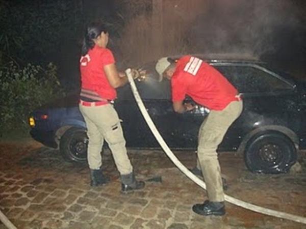 Bombeiros apagando o fogo(Imagem:Agente 190)