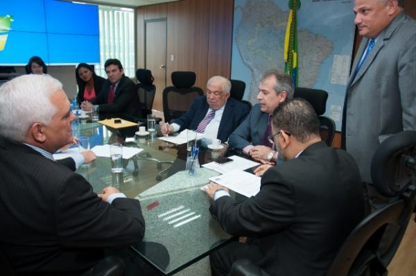 Ministro garante a Themístocles Filho a implantação da UFPI em Esperantina e Oeiras.(Imagem:Alepi)