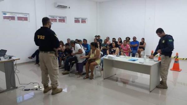 PRF realiza Comando Educativo na BR 230.(Imagem:PRF-PI)