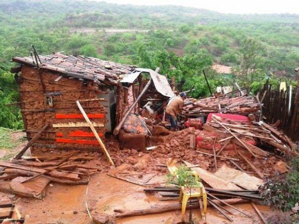 Casa desabou após temporal em Picos.(Imagem:Samuel Almondes/Arquivo Pessoal)