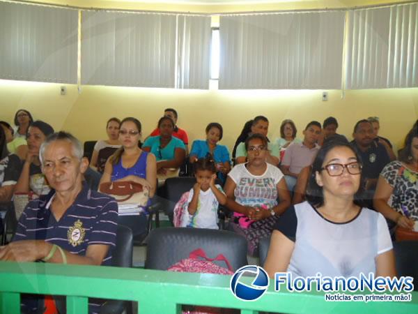 Trabalhadores em educação da rede municipal participam de assembleia geral.(Imagem:FlorianoNews)