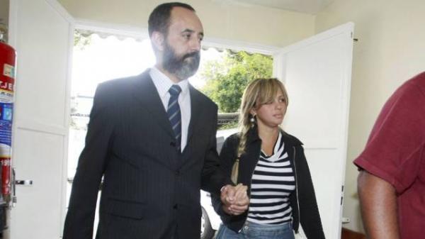 Adriana chegou ao Fórum de Rio Bonito acompanhada do advogado.(Imagem:Fabiano Rocha )