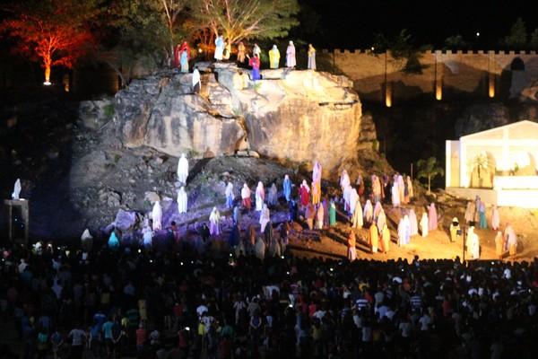 Multidão acompanha primeiro dia da Paixão de Cristo em Floriano.(Imagem:Ellyo Teixeira)