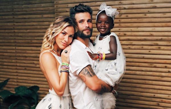 Bruno Gagliasso e Giovanna Ewbank posam com a filha.(Imagem:Reprodução)