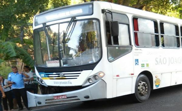 Ônibus da Emp. São Joaquim com vários passageiros colide em caminhonete.(Imagem:Realidade em Foco)