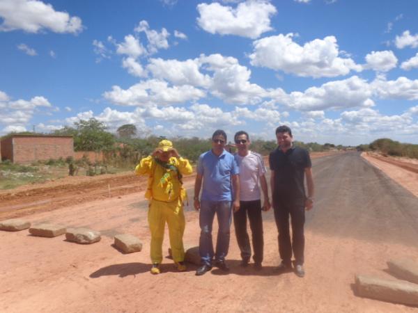 Prefeito Gilberto Júnior visitou obras de pavimentação asfáltica na Av. Beira-Rio.(Imagem:FlorianoNews)