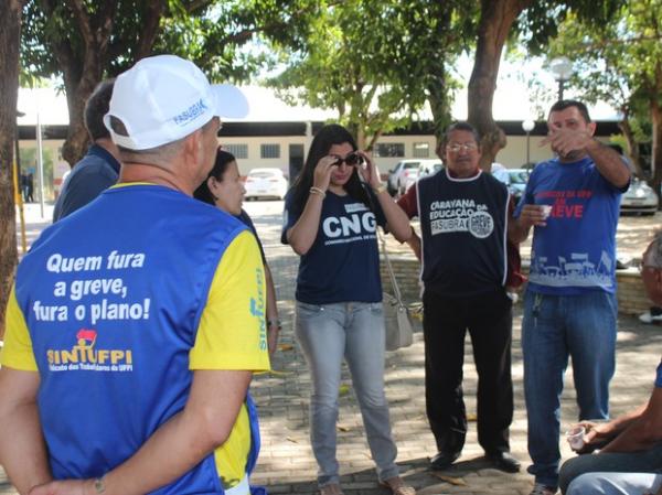 Grupo passou a manhã em frente a reitoria da Universidade Federal do Piauí.(Imagem:Gustavo Almeida/G1)