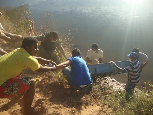 Corpo é encontrado por pescadores no Rio Parnaíba, em Floriano.(Imagem:Costa Filho/jc24horas)