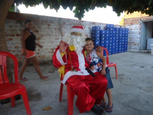 Papai Noel e parceiros distribuem bombons às crianças de Barão de Grajaú.(Imagem:FlorianoNews)