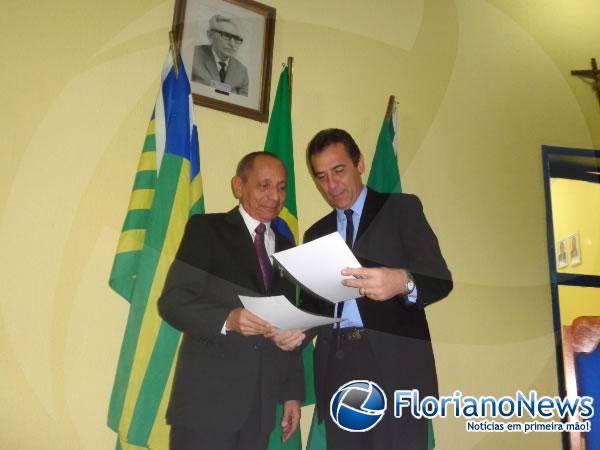 Prefeito Gilberto Júnior concede Medalha do Mérito Agrônomo Parentes ao Prof. Luiz Paulo.(Imagem:FlorianoNews)