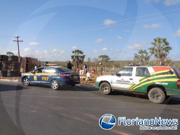 Carreta carregada de milho tomba na Rotatória do Paracaty.(Imagem:FlorianoNews)