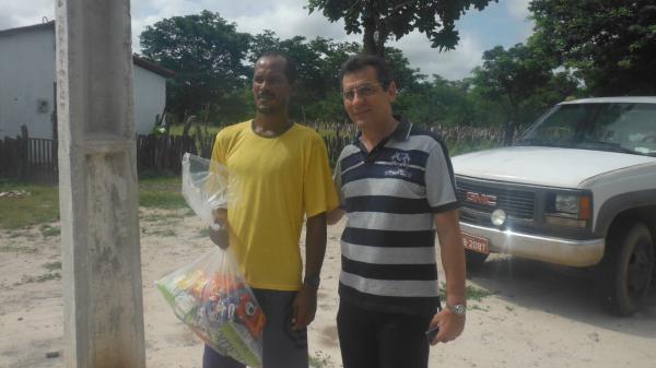 Prefeito fez entrega de cestas básicas nas comunidades rurais.(Imagem:FlorianoNews)