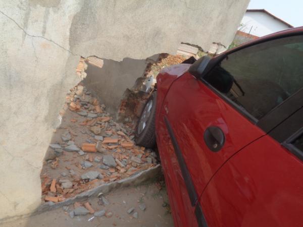 Automóvel colide contra muro na Avenida Nossa Senhora da Guia.(Imagem:FlorianoNews)
