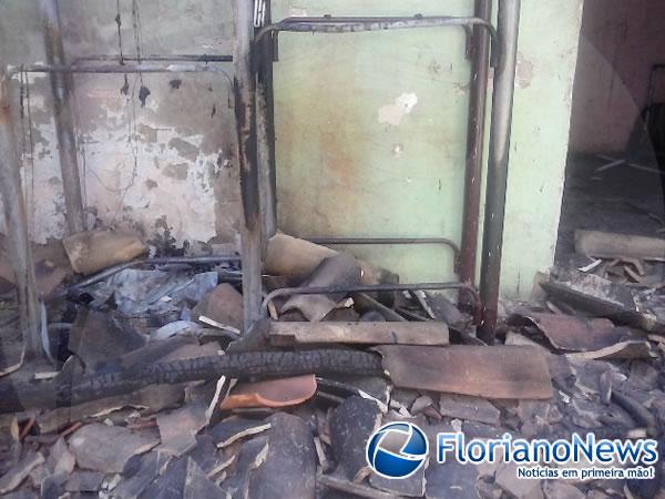 Mulher pede ajuda após perder tudo em incêndio criminoso em Floriano.(Imagem:FlorianoNews)