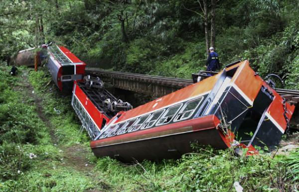 Trem acidentado nesta quarta-feira (27) em Alishan, no sul de Taiwan(Imagem:AP)
